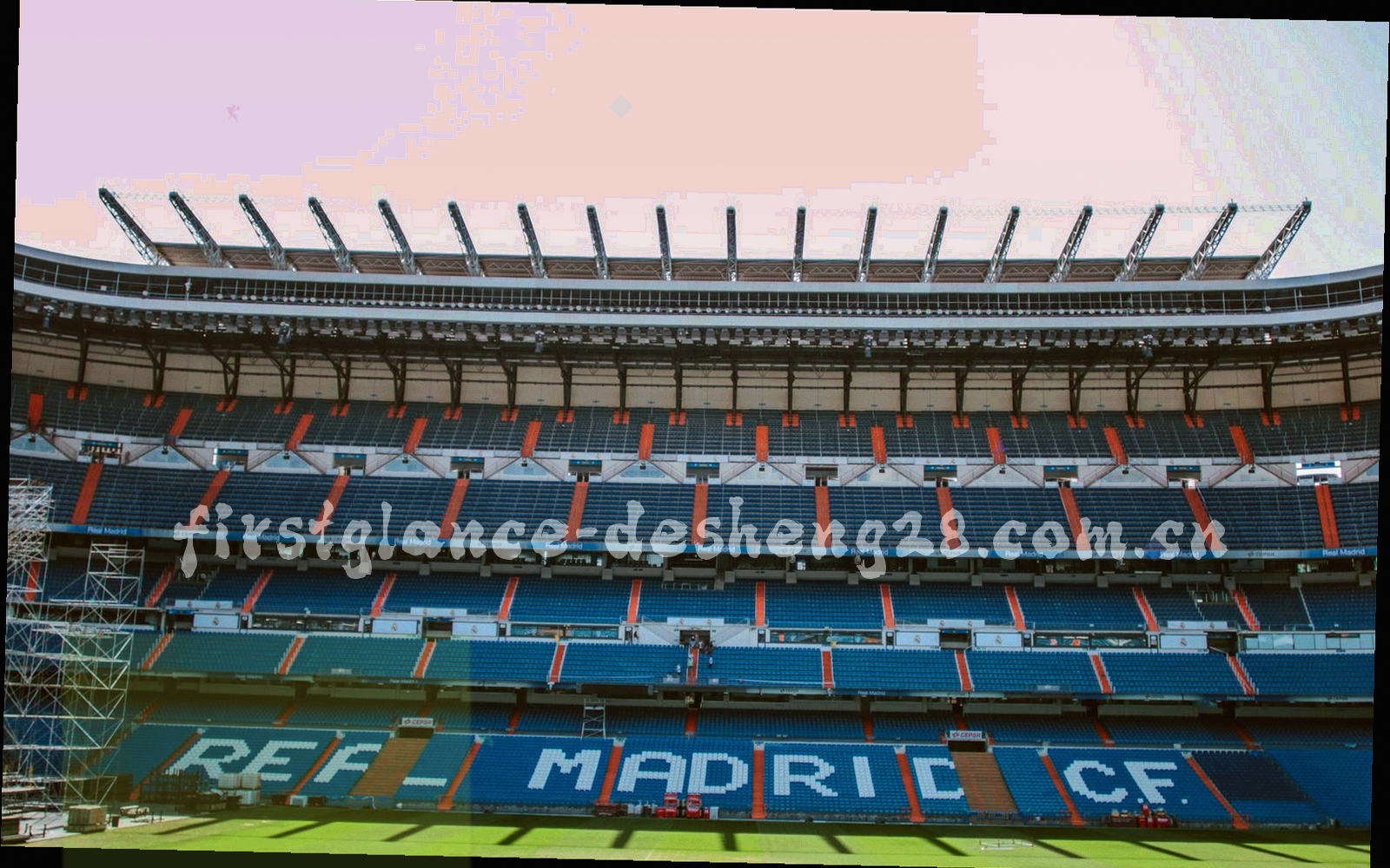 笔记本电脑与手机并排呈现青绿灰白色调的抽象导航界面，界面中有一处得胜红色的行动按钮，画面中没有真人